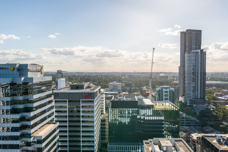 Parramatta正飞速发展成为一个繁华的大都会城市，项目就坐落于该城区的核心地带;这里是悉尼的第二CBD，超过17.5万人在此就业。耗资20亿澳元的Parramatta Square城市 广场改造计划就在附近，此处将筑起全国最大的办公大楼，并将 迎接包括澳大利亚国民银行和新南威尔士州政府在内的重量级 机构入驻。 
项目周边坐落着澳大利亚顶级教育和医疗机构。西悉尼大学Parramatta City校区步行300米即至，这里不仅是一流的艺术创作场所，也是一个国际学生聚集的校区; Parramatta毗邻的Westmead城区，这里是澳大利亚最大的医疗、教育、研究和培训等行业的聚集地，当地拥有四所大医院、三所世界顶级医学研究机构、两个大学校区，以及新南威尔士州最大的病理学研究机构。 
滨水雅居，出门即至Parramatta免费巴士站点;下楼即是Parramatta轮渡码头，有前往悉尼CBD的快速轮渡服务;到正在建设的轻轨站点仅500 米;距Parramatta火车站仅650米。